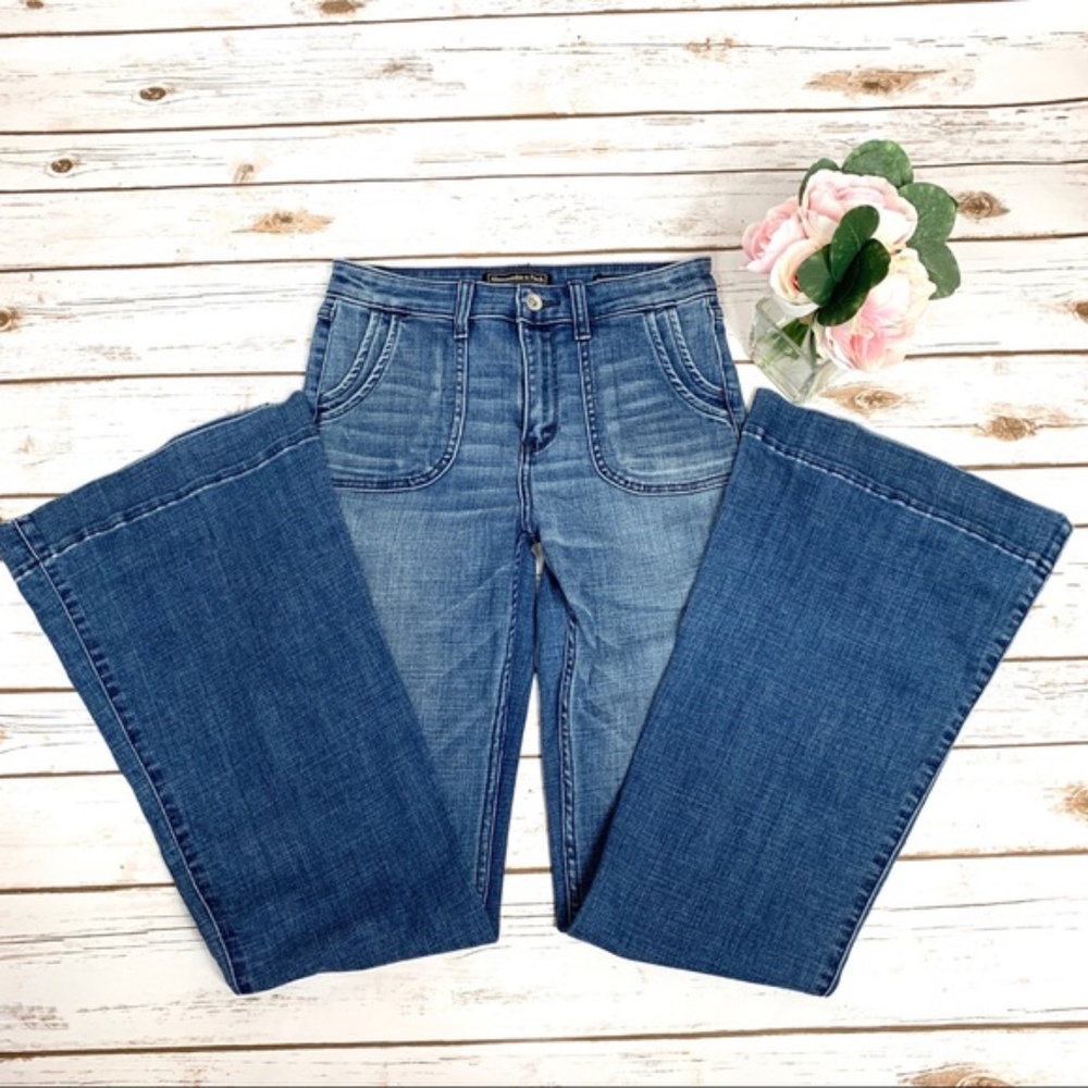 Abercrombie & Fitch Signature High Rise Flare Jean
